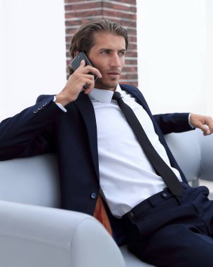 İş adamı akıllı telefondan konuşuyor..
