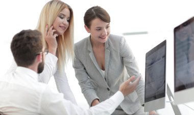 iş takım iş sorunları tartışıyor