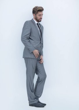 kibirli bir şık erkek takım elbiseli yan görünüm