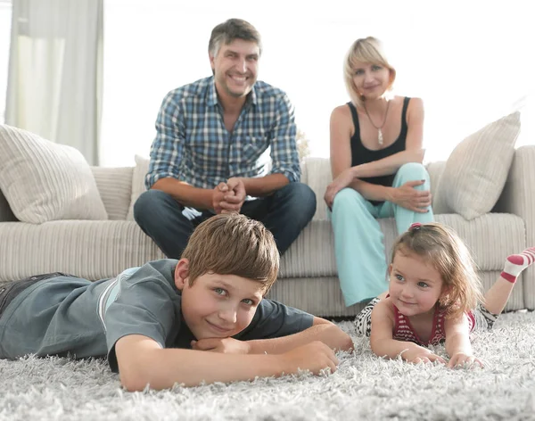 Портрет счастливой семьи, сидящей вместе в гостиной — стоковое фото