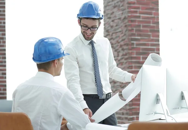 Arquitecto e ingeniero, considerando un proyecto de construcción — Foto de Stock