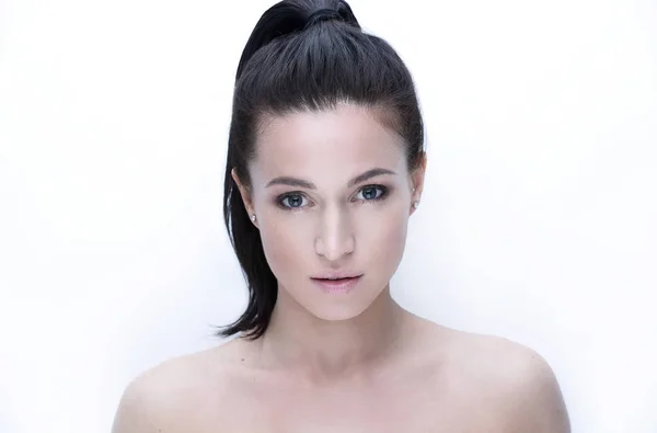 Close-up rosto de jovem com maquiagem diária . — Fotografia de Stock