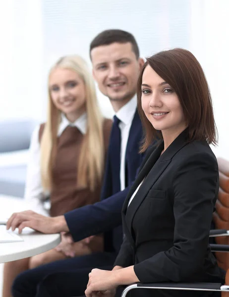 Close-up van de Manager en business team zit op de workshop. — Stockfoto