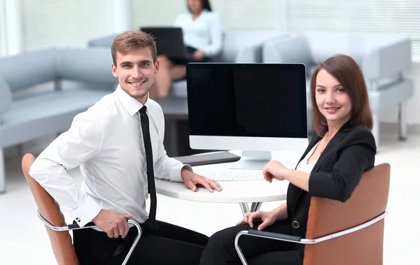 Miembro sonriente del equipo de negocios sentado en Desk —  Fotos de Stock