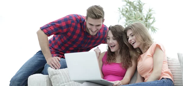 Estudantes pessoas navegando através de seu vídeo favorito no laptop — Fotografia de Stock