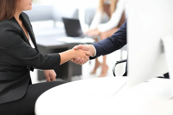 Nahaufnahme eines geschäftlichen Handschlags Frauen Geschäftspartner. das Geschäftskonzept. — Stockfoto