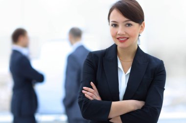ofis arka plan üzerinde başarılı genç iş kadını.