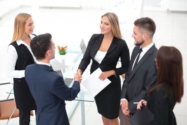 el sıkışma Yöneticisi ve sözleşmenin imzalandığı sonra istemcinin