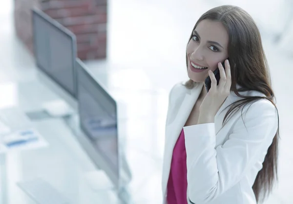 Affari signora parlando su smartphone — Foto Stock