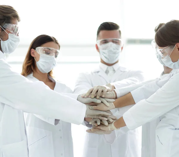 Foto de cerca de médicos apilando mano con compañeros de trabajo —  Fotos de Stock