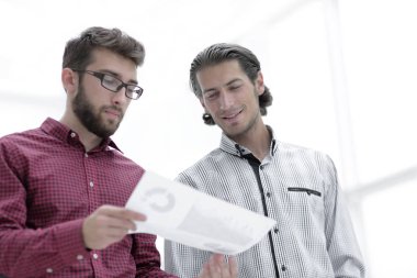 Çalışanlar şirketin belge tartışıyor