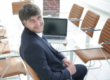 gülümseyen Yöneticisi Toplantı salonunun içinde çalışma masası, oturma.