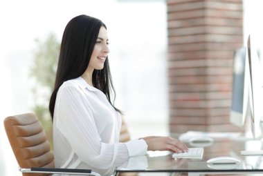 İşyerinde oturan başarılı genç iş kadını