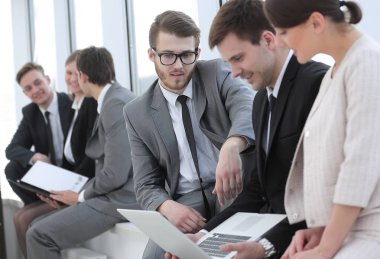 Brifingden önce meslektaşları ile çalışan