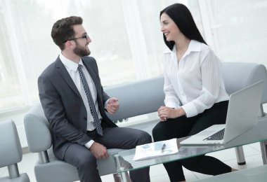 Yöneticisi ve modern bir ofiste konuşmak müşteri