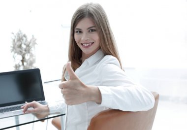 başparmak gülümseyen kadın Yardımcısı ortaya