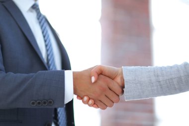 İşadamları el sıkışma başarılı iş toplantı sonrasında