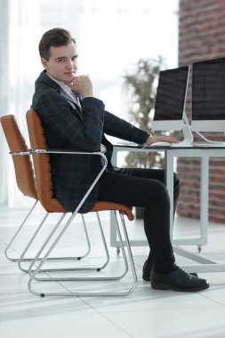 bir masanın arkasında ofiste çalışan