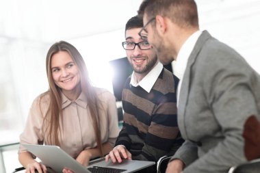 Hatta bir tablet ile çalışan üç mutlu çalışanlar