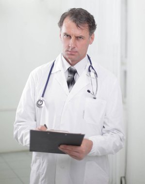 Kendine güvenen yetişkin doktor terapist belgeleri