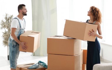 Genç aile yeni bir ev kutuları açma.