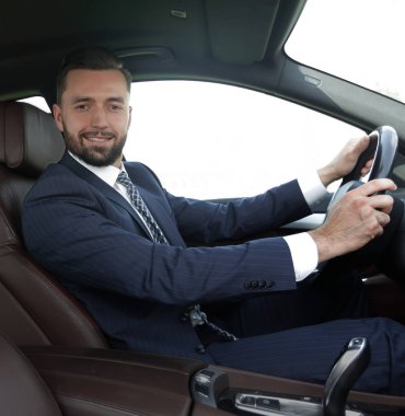 bir araba kendine güvenen işadamı portresi