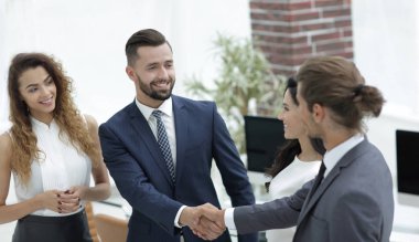 karşılıklı iş ortakları ofiste.