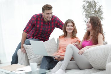 genç insanların oturma odasında.