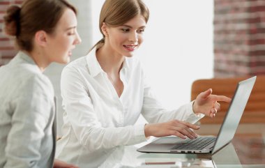 Kadın Yönetici dizüstü bilgisayardan müşteri bilgilerini gösterir..