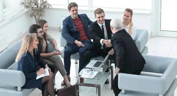 Aperto de mão de empresários em uma reunião corporativa no escritório — Fotografia de Stock