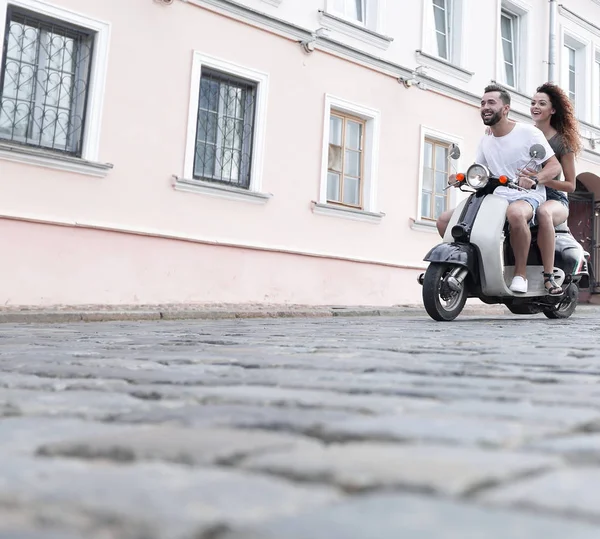 Seitenansicht eines glücklichen Paares auf einem Retro-Motorrad in voller Länge — Stockfoto