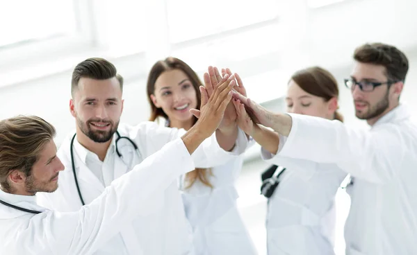 Grupo de médicos dando uns aos outros um alto cinco . — Fotografia de Stock