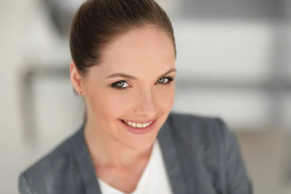 Portret van een succesvolle vrouw. Close-up. — Stockfoto