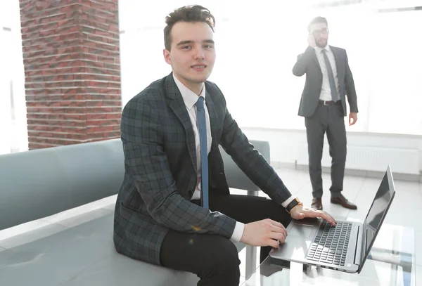Joven hombre de negocios trabajando con el ordenador portátil en la oficina — Foto de Stock