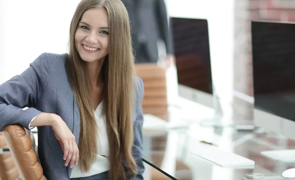 Hübsche Mitarbeiterin des Unternehmens — Stockfoto