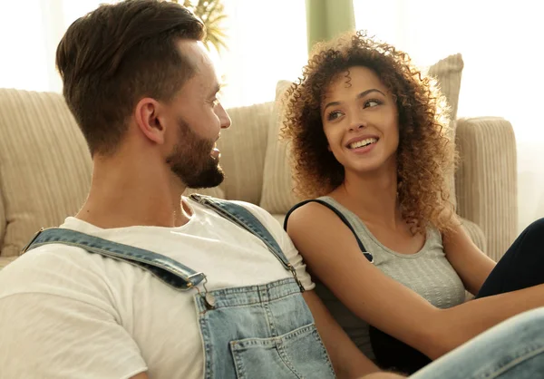 Primer plano de una feliz pareja casada sentada en un nuevo apartamento — Foto de Stock