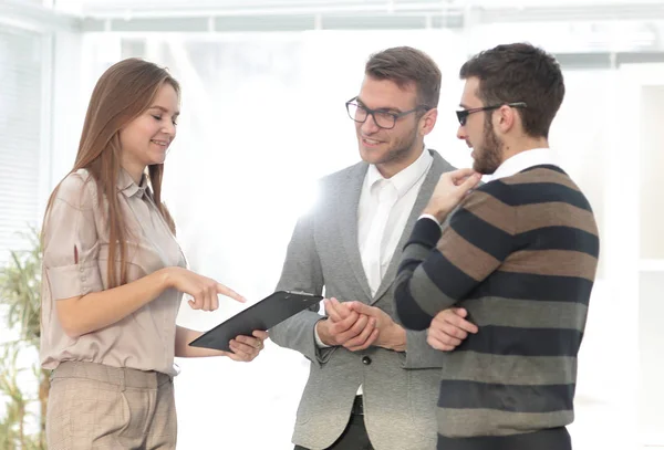 Medewerkers bespreken werkdocument — Stockfoto