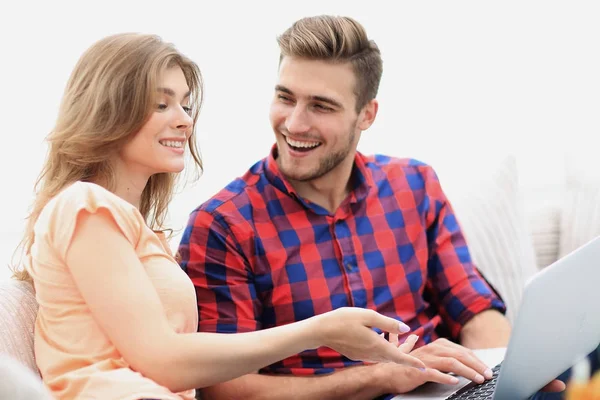 Close-up de jovem casal com laptop — Fotografia de Stock