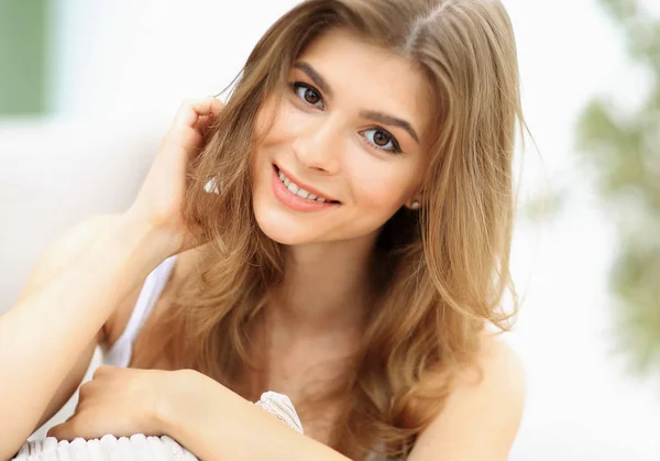 밝은 화장을 한 웃는 젊은 여성의 클로즈업 사진 — 스톡 사진