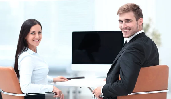 Deux employés réussis assis derrière un bureau — Photo