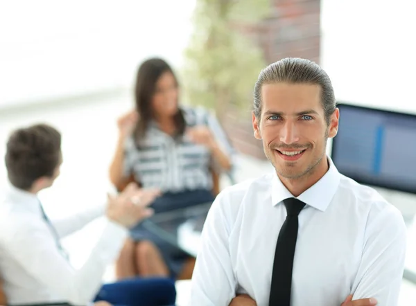 Erfolgreiche Jungunternehmer auf verschwommenem Hintergrund — Stockfoto