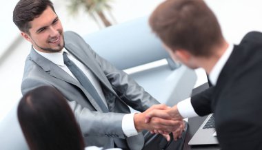 Ofisin lobisinde el sıkışan iş ortakları..