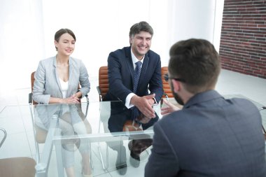 İş ortakları tokalaşmaya başladı