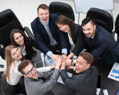 iş takım birlikte masada sıktı elleri ile