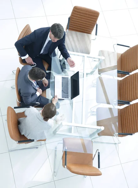 Visa från ovan. Business-team vid skrivbordet. — Stockfoto
