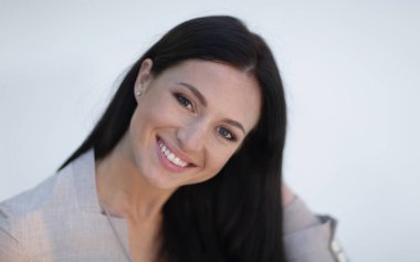 Başarılı genç bir kadının yakın plan yüzü..