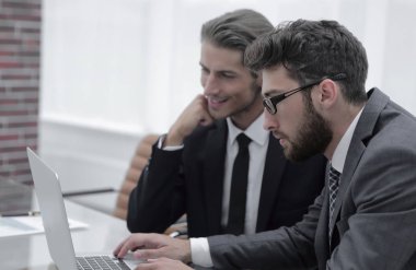 dizüstü bilgisayar ekranına bakarak iş ortakları.