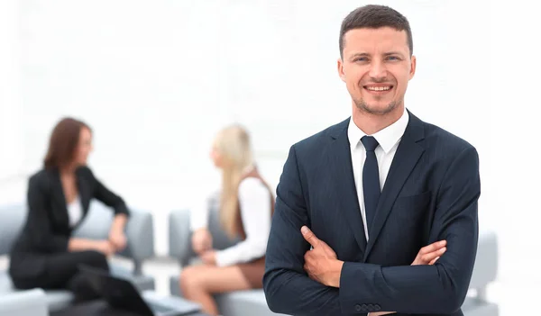 Homme d'affaires réussi sur fond flou bureau — Photo