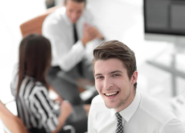 Junge Mitarbeiterin des Unternehmens — Stockfoto