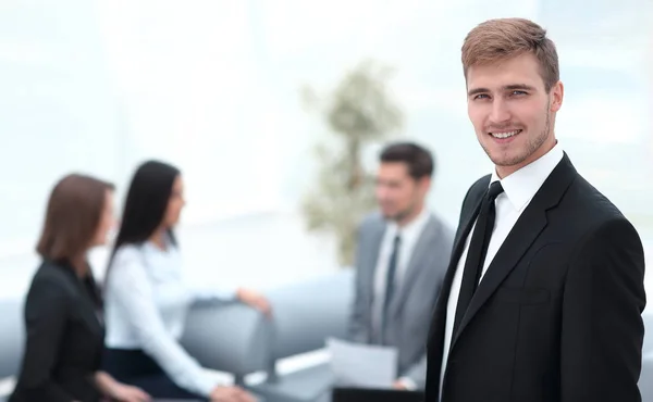 Porträtt av självsäker affärsman på bakgrund av kontor. — Stockfoto